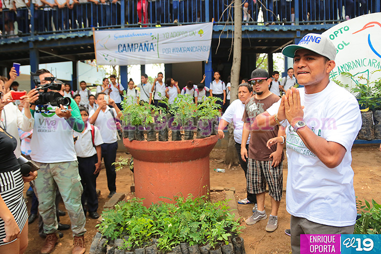 Rom&aacute;n "Chocolatito" Gonz&aacute;lez siembra un &aacute;rbol en el Instituto Ram&iacute;rez Goyena